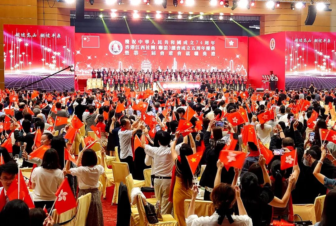 徐鹏就职香港江西社团总会创会主席；徐江华就职香港江西社团总会常务副主席